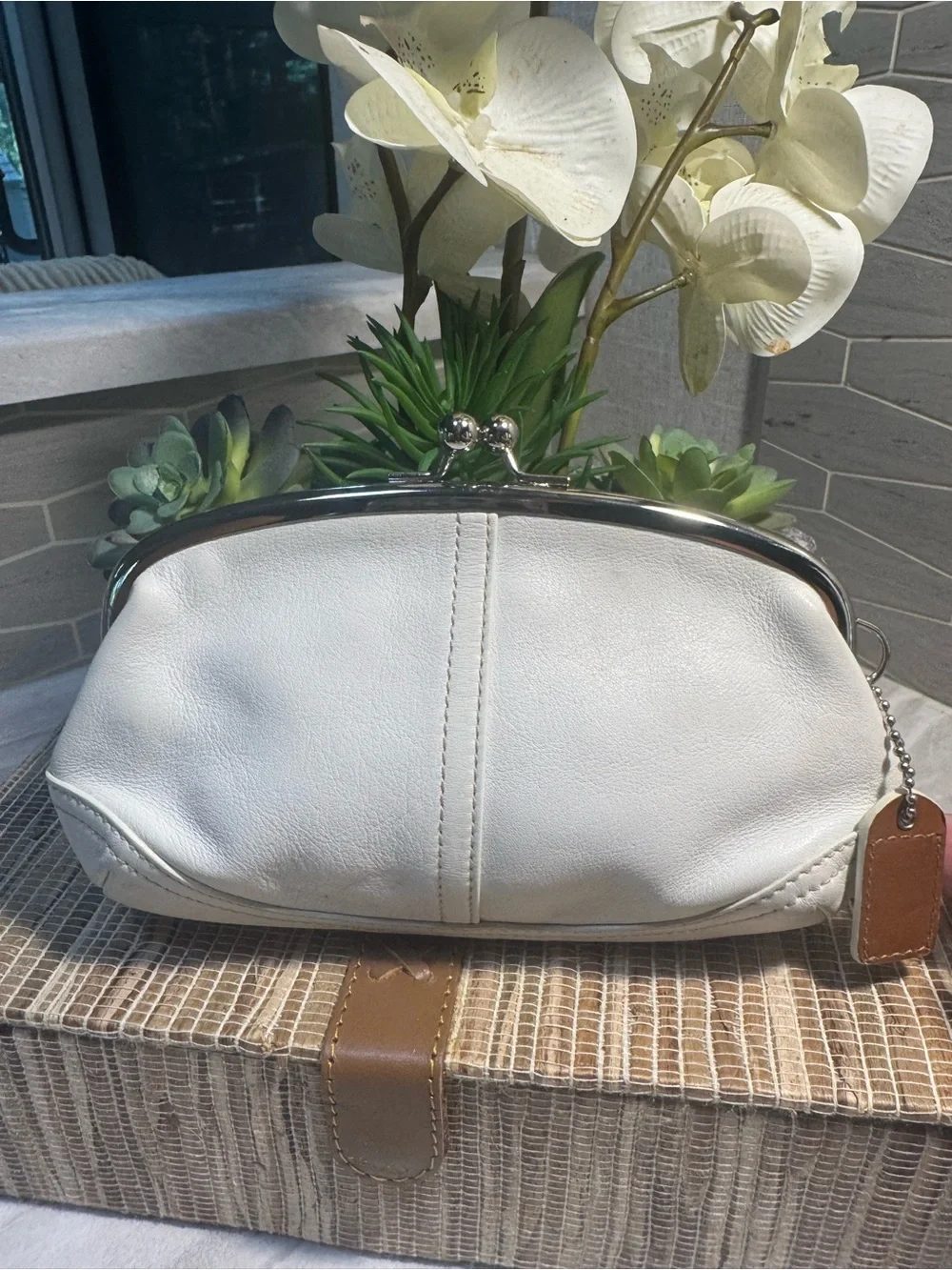 Like NEW Coach KISS LOCK Soft Off White Leather Clutch 2 Tone HangTag Fits Phone